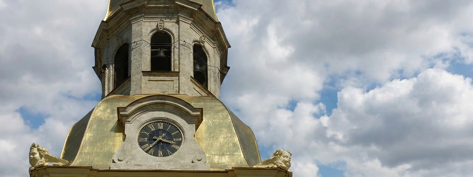 Колокольня Петропавловского собора: золотой шпиль с ангелом и высота 122,5 метра