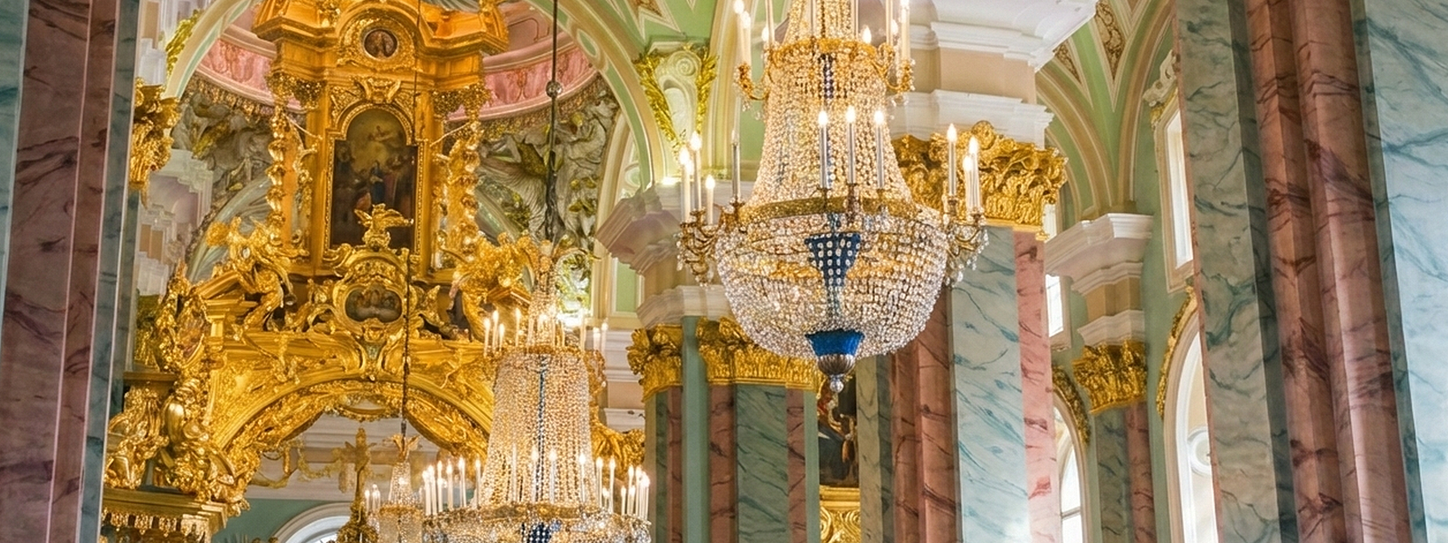 Интерьер Петропавловского собора: золото, лепнина и хрустальные люстры