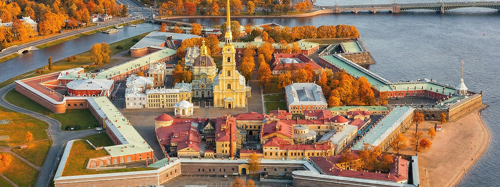 Вид на Петропавловскую крепость сверху: форма крепости-звезды, бастионы и планировка острова