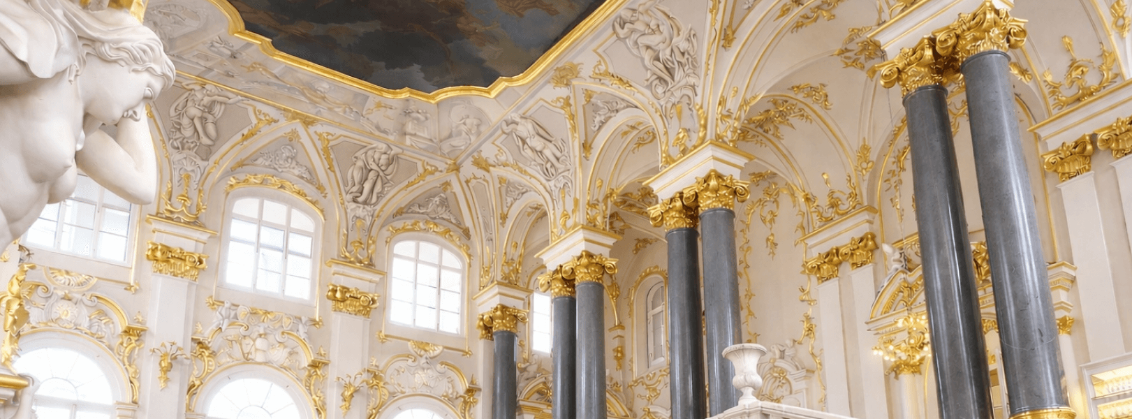 Эрмитаж весной: фасад Зимнего дворца на Дворцовой набережной в Санкт-Петербурге