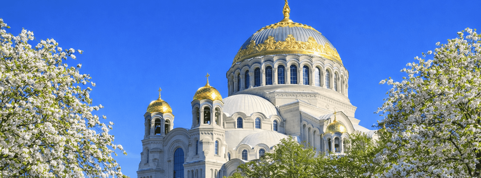 Морской Никольский собор в Кронштадте весной: вид на Якорную площадь и храмы