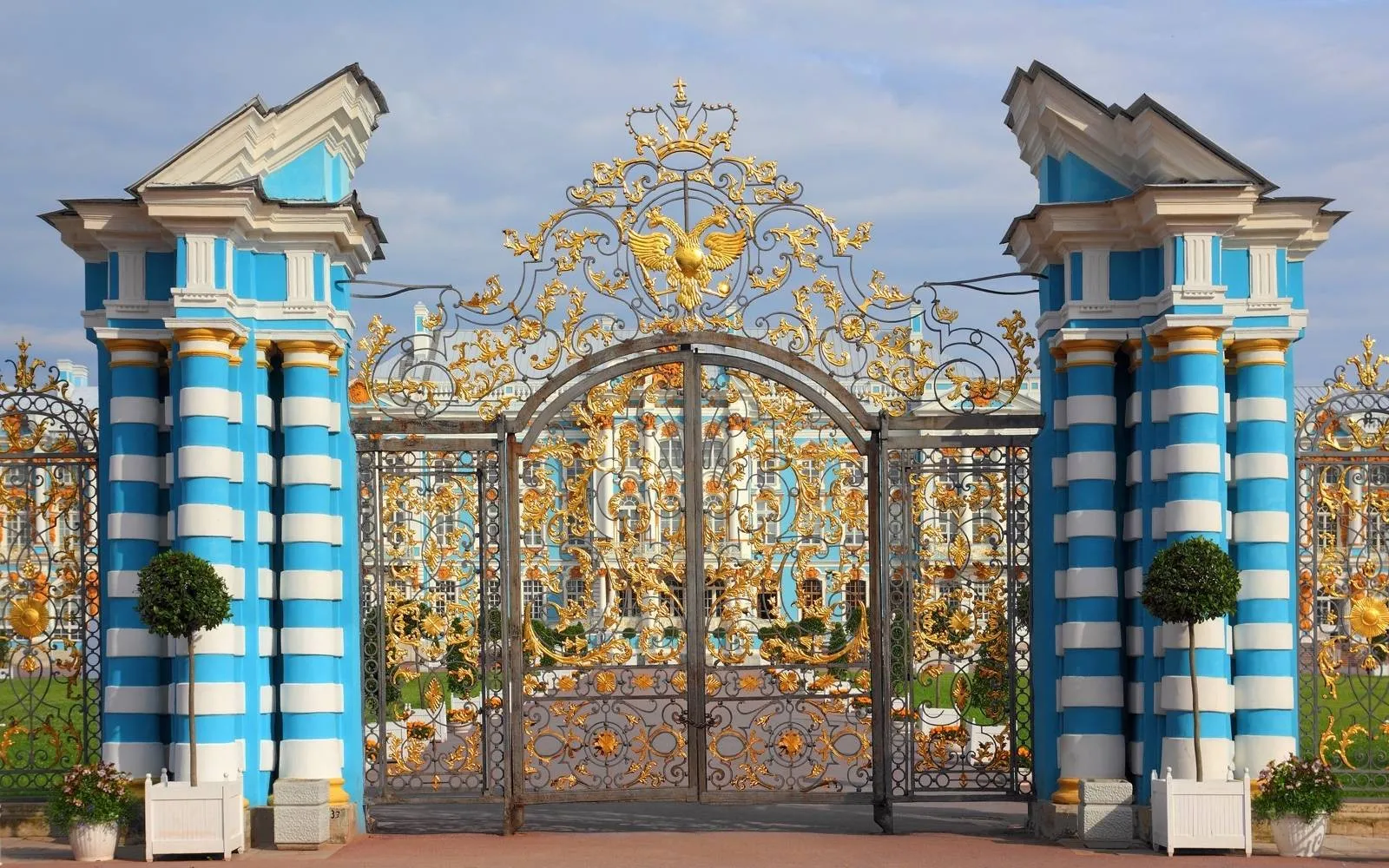 Парадный въезд в Екатерининский дворец Царского села.