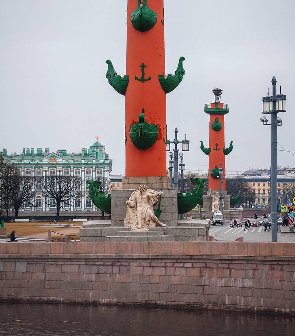 Стрелка Васильевского острова с видом на Неву