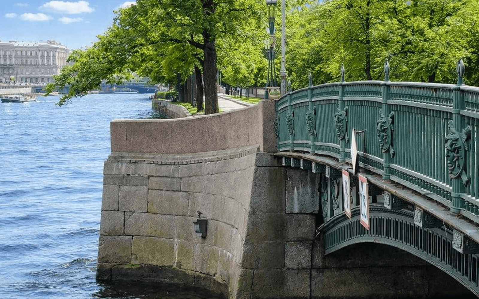 Памятник Чижику-Пыжику у набережной Фонтанки в Санкт-Петербурге