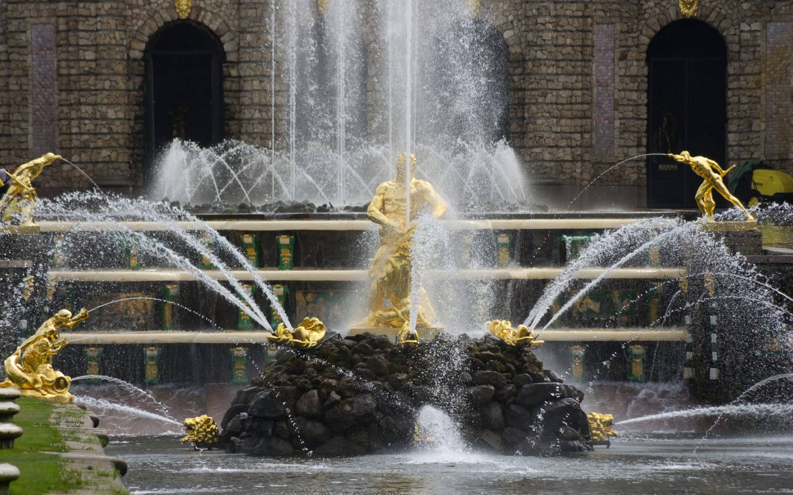 Самсон разрывает пасть льву в нижнем парке Петергофа