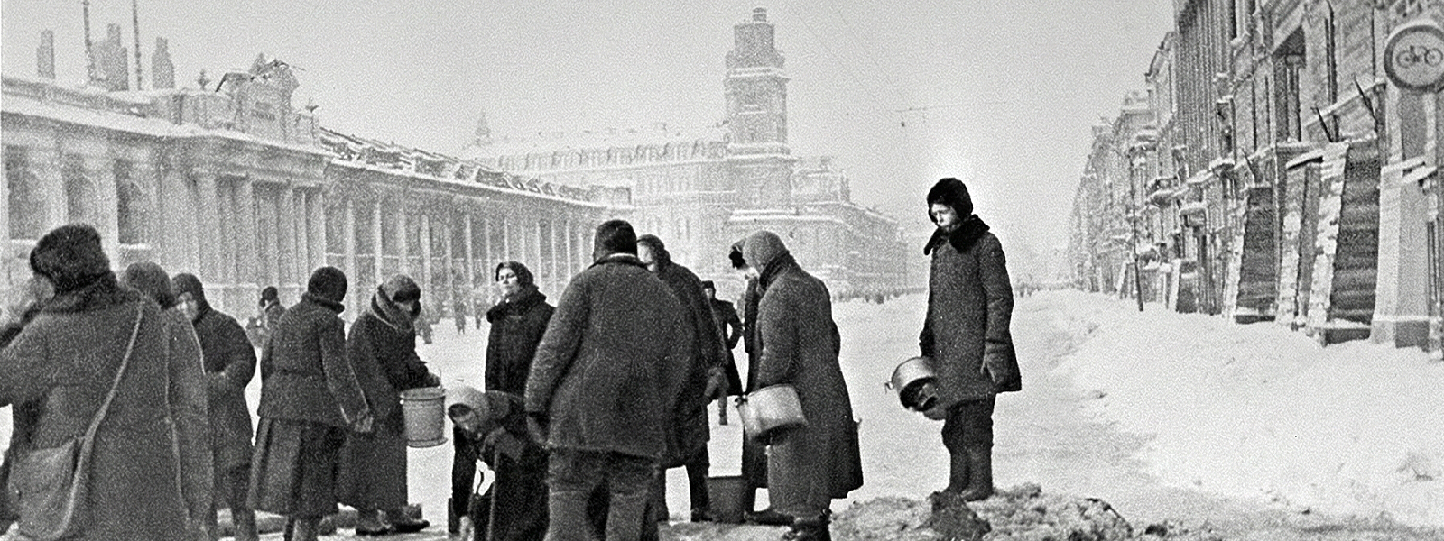 Люди у водоколонки в блокаду Ленинграда: очередь за водой, зимний быт, тяжелые условия выживания в осажденном городе