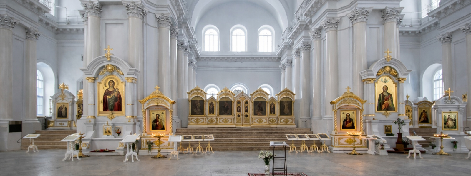 Интерьер Смольного собора в Санкт-Петербурге: белые стены, колонны и светлое пространство