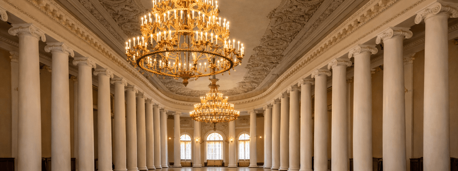 Екатерининский зал Таврического дворца: просторный зал с колоннами и зимним садом