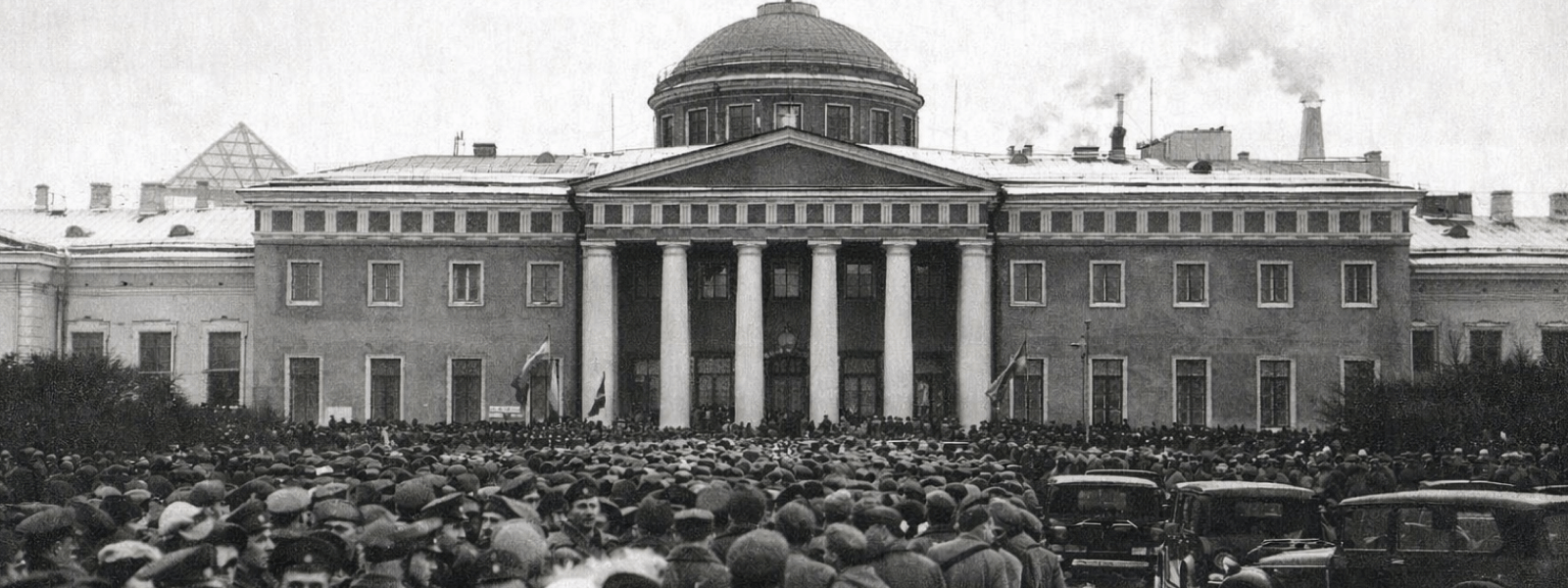 Бунт у Таврического дворца в 1917 году: толпа рабочих и солдат у резиденции