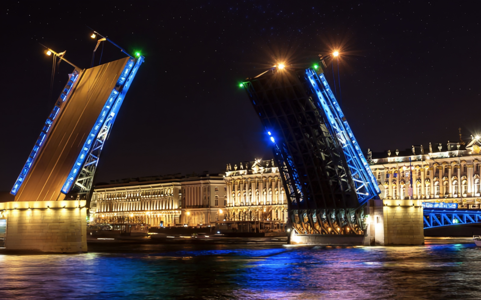 Развод Дворцового моста на фоне Эрмитажа