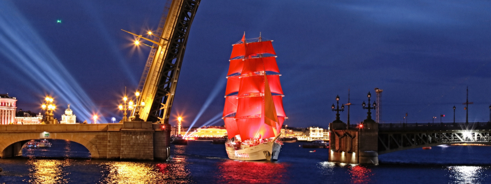 Троицкий мост во время праздника «Алые Паруса»