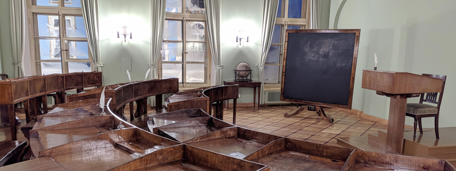 Класс в Царскосельском лицее в Пушкине: музейная аудитория с партами и атмосферой учебы XIX века