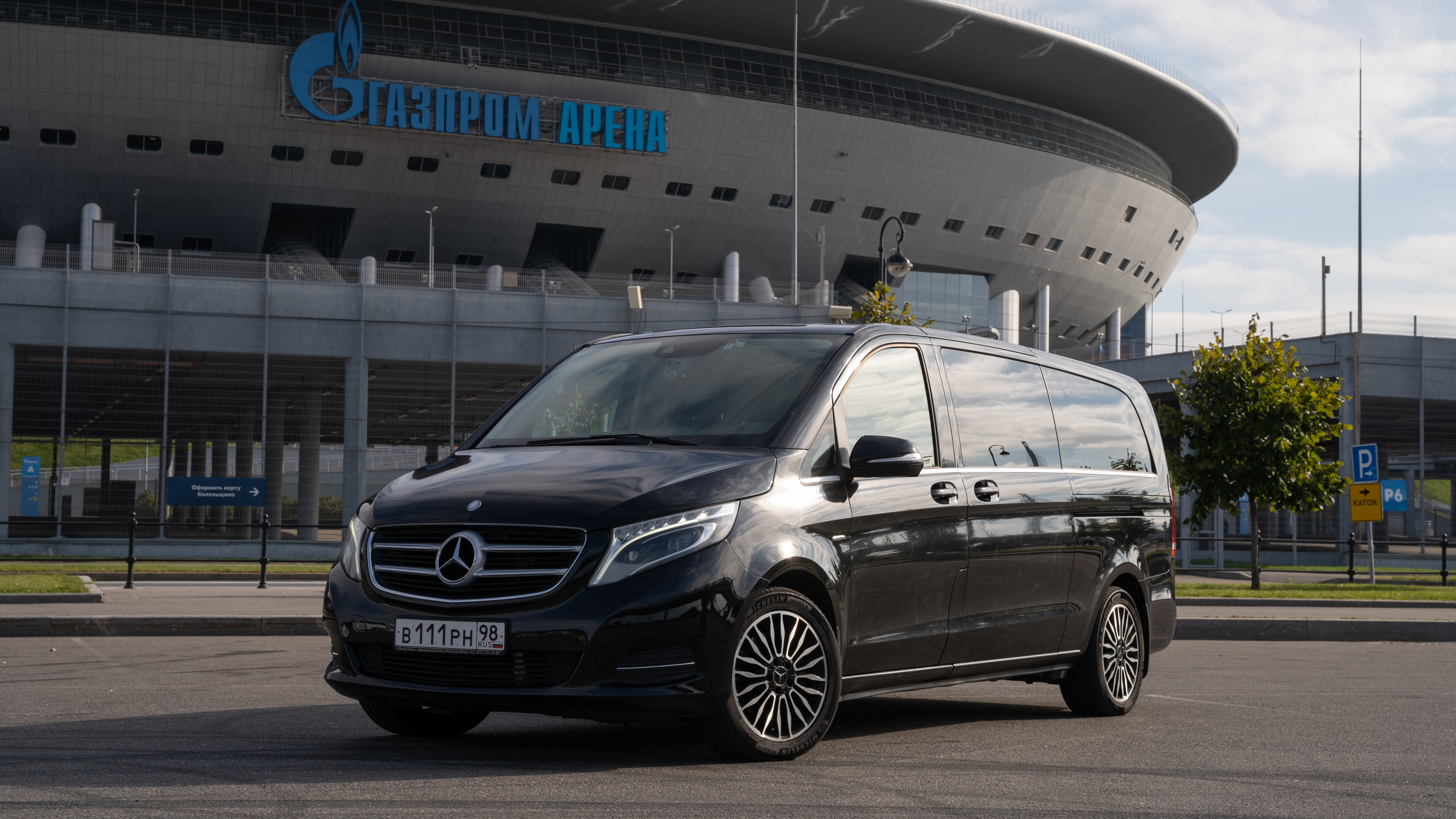 Черный Mercedes-Benz Sprinter для индивидуальной экскурсии