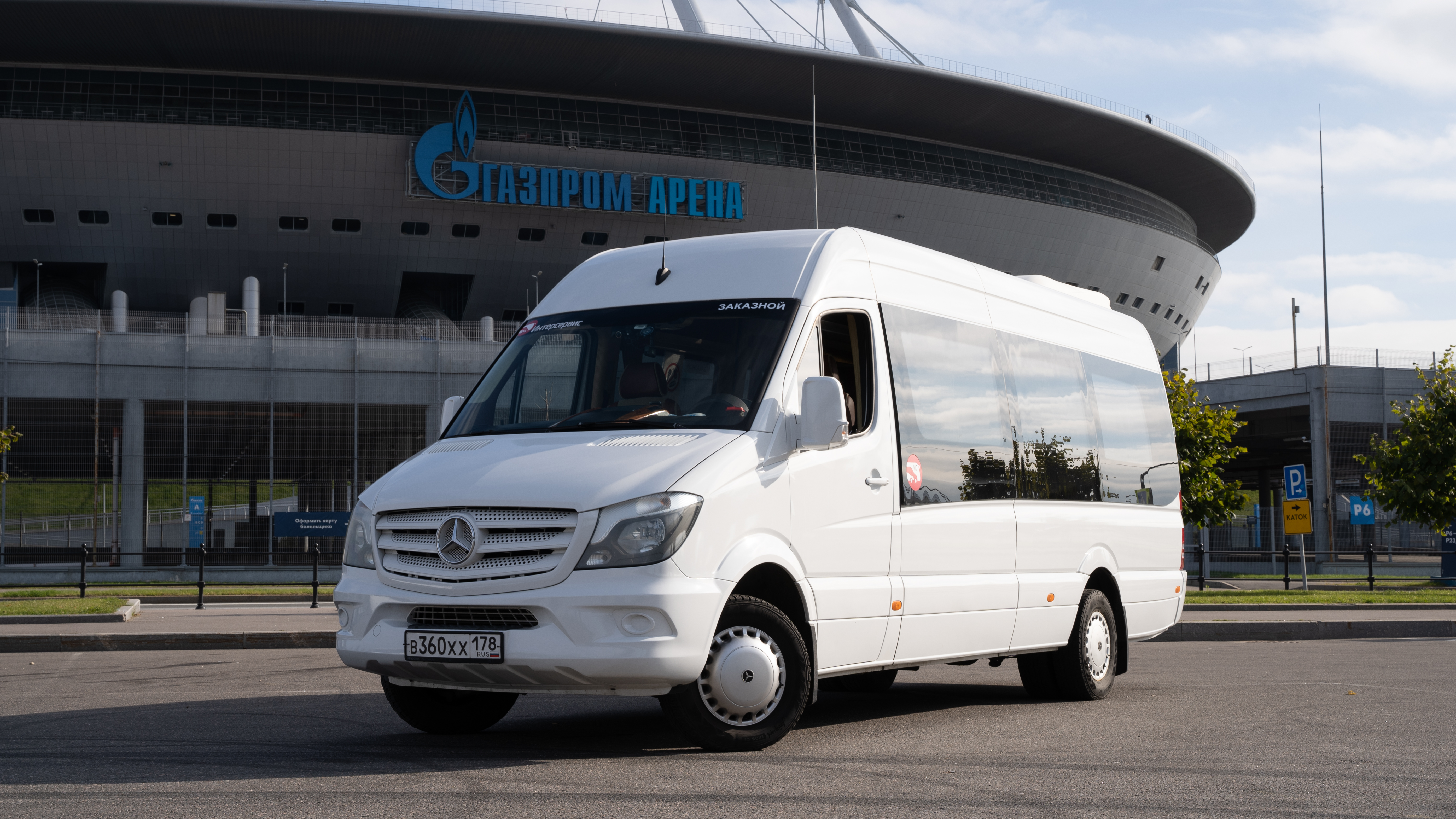 Белый Mercedes-Benz Sprinter для индивидуальной экскурсии