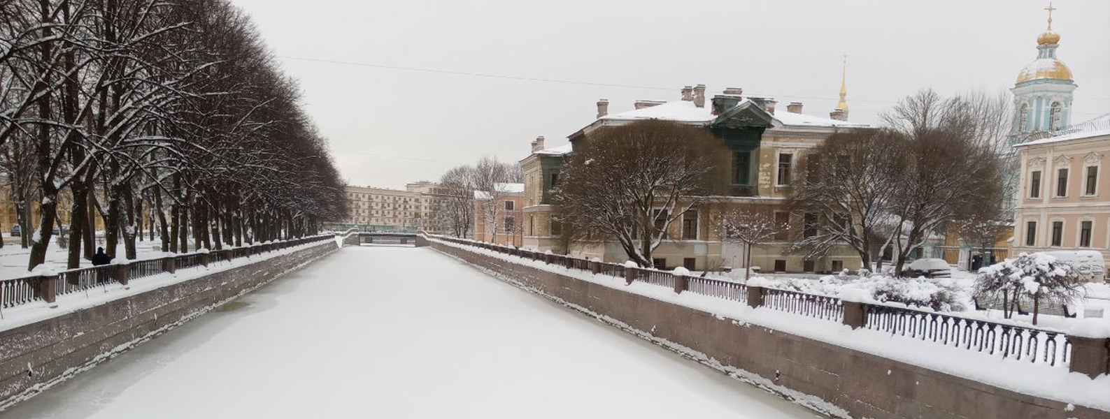 Канал Грибоедова и Никольский Морской собор рядом с Центральным военно-морским музеем: вид на воду и храм