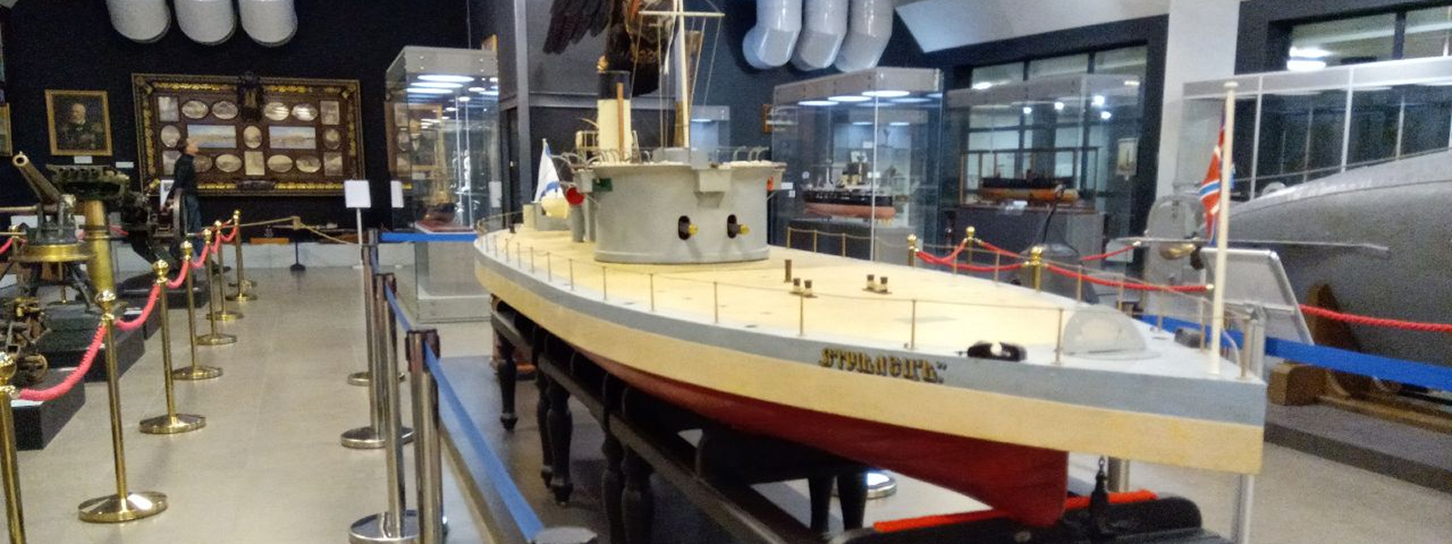 Модель военного корабля XX века в Центральном военно-морском музее: макет боевого судна с деталями палубы