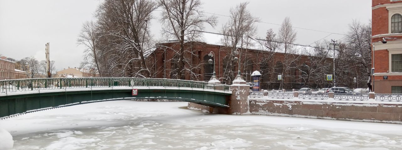 Центральный военно-морской музей и Новая Голландия в Санкт-Петербурге: вид на музей и остров