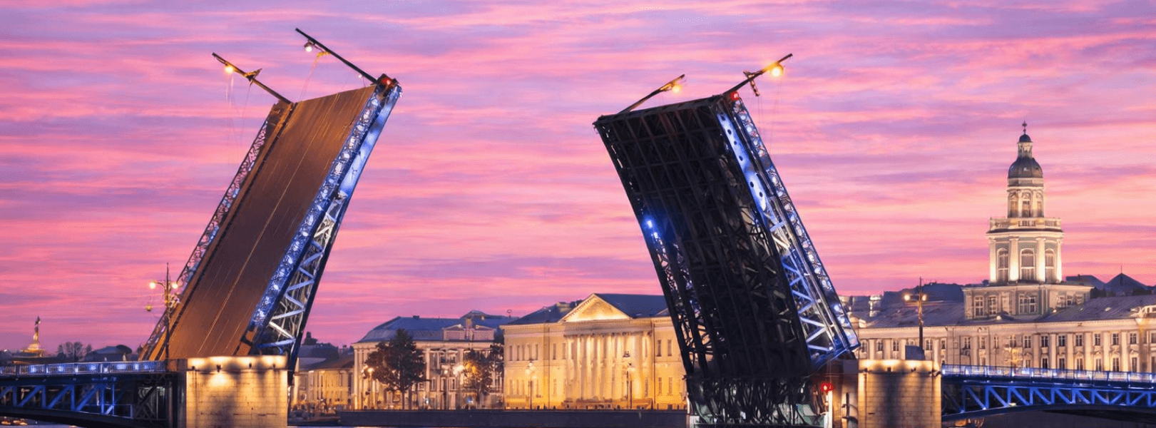 Разведенный мост в Санкт-Петербурге во время белых ночей