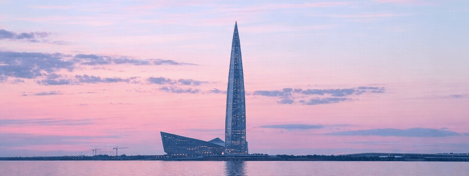 Лахта-Центр на закате во время белых ночей в Санкт-Петербурге