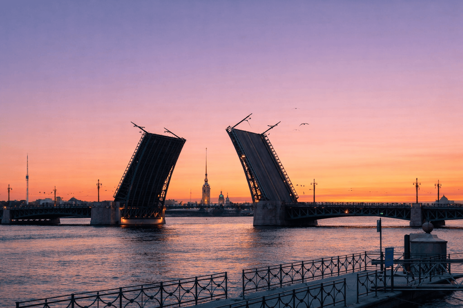 Дворцовый мост в Санкт-Петербурге во время белых ночей