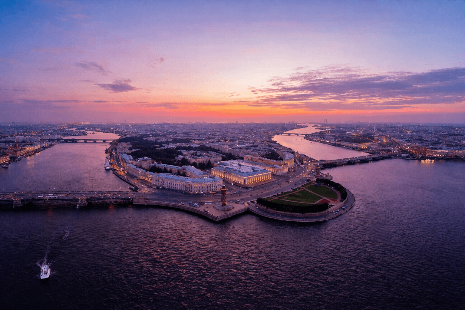 Стрелка Васильевского острова в Санкт-Петербурге во время белых ночей