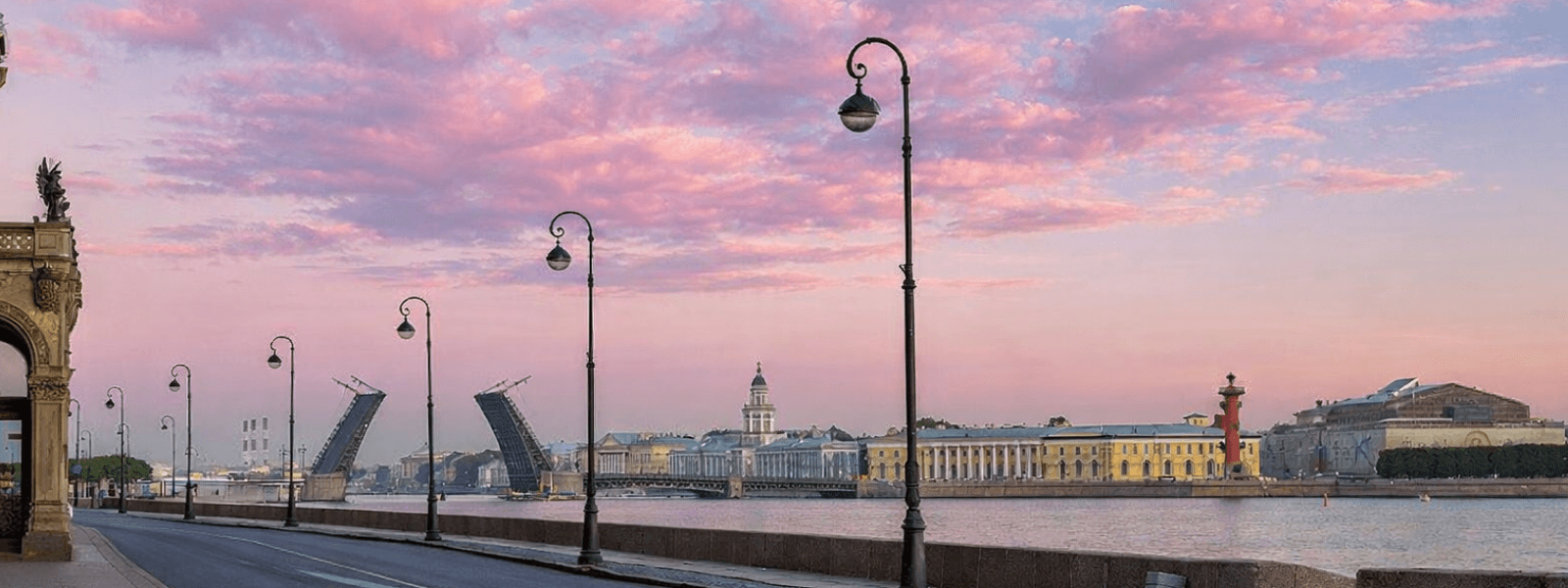 Белая ночь у Невы: огни Санкт-Петербурга и светлая ночь над рекой