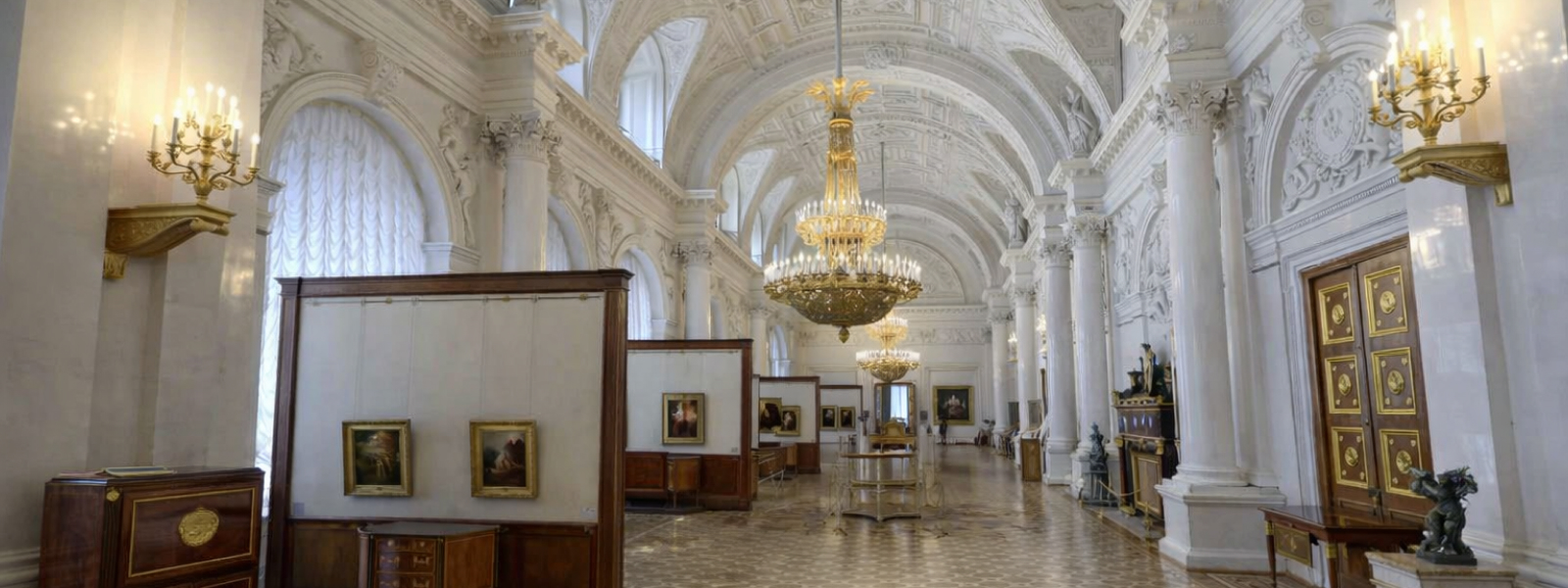 Белый зал Зимнего дворца — парадный зал в стиле классицизма с колоннами, арками и белой лепниной