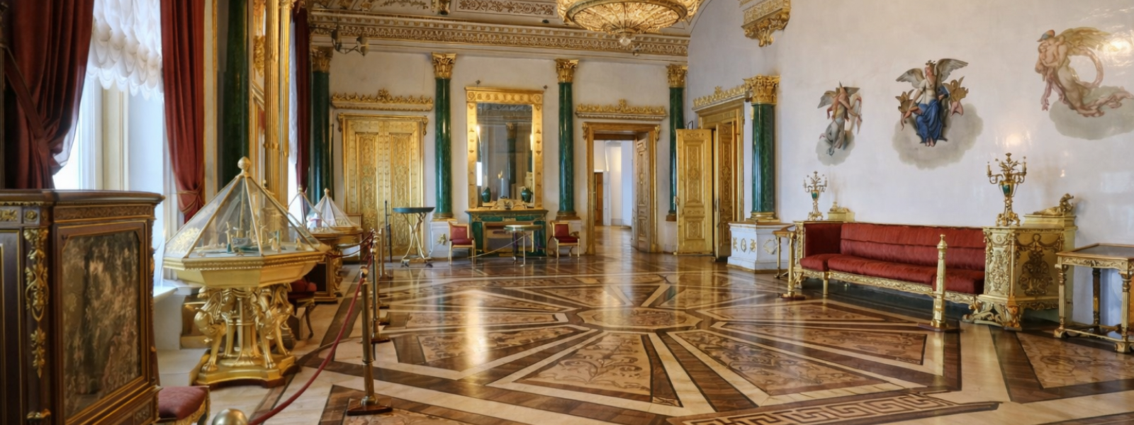 Малахитовая гостиная Зимнего дворца — интерьер с отделкой из уральского малахита и позолотой