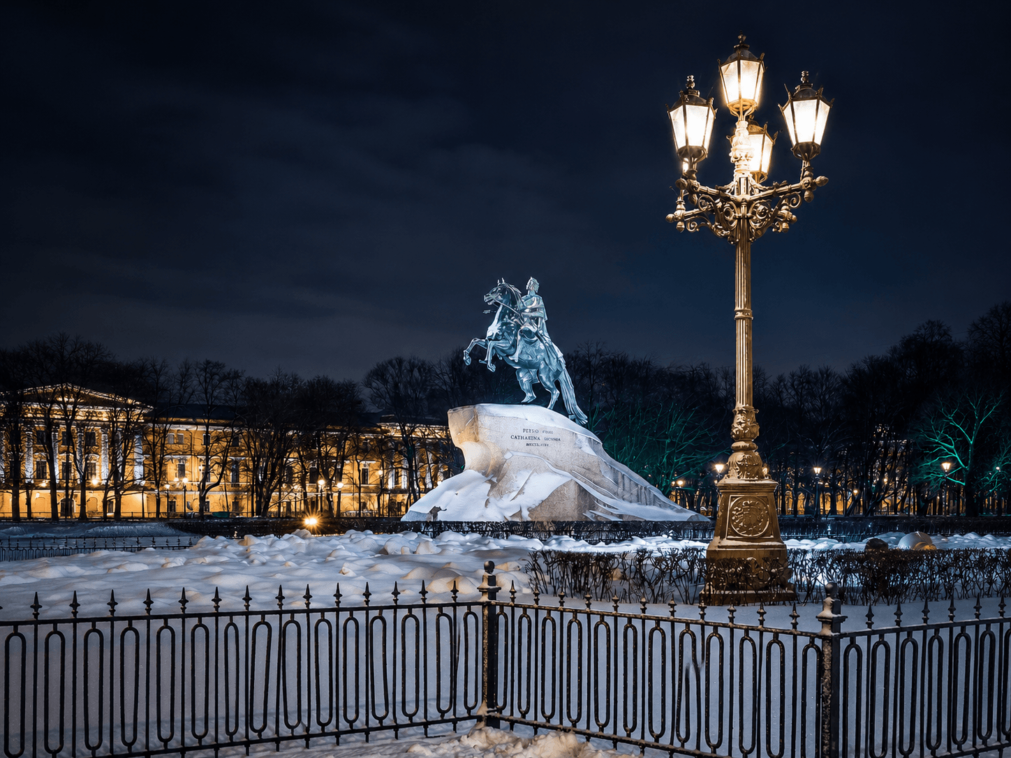 Памятник Петру I зимой в Петербурге