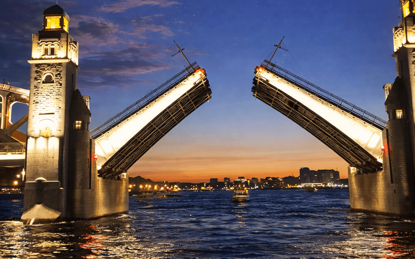 Разводные мосты днем в Санкт-Петербурге