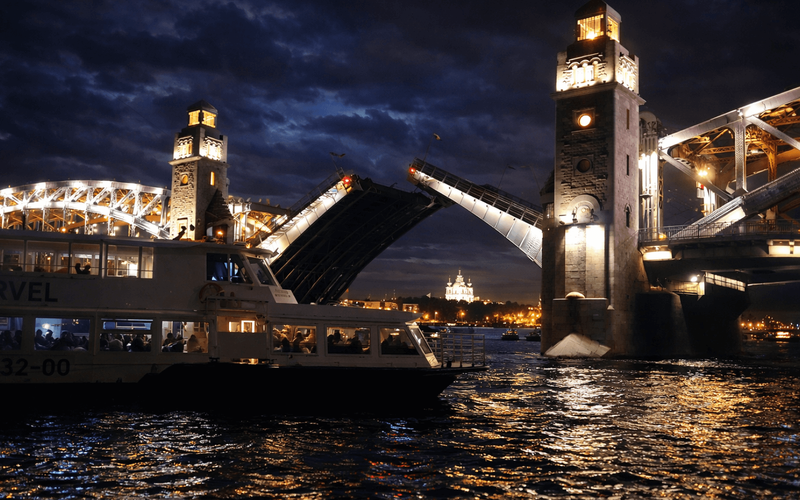 Экскурсия на разводные мосты в Санкт-Петербурге