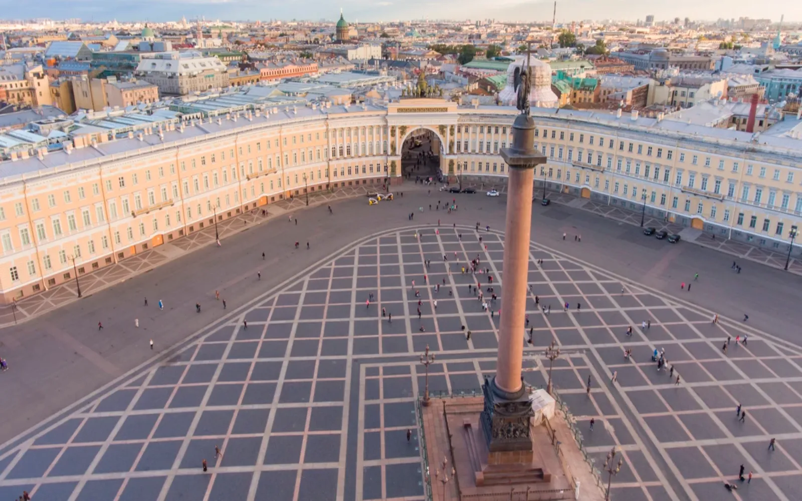 Дворцовая площадь и Эрмитаж летом