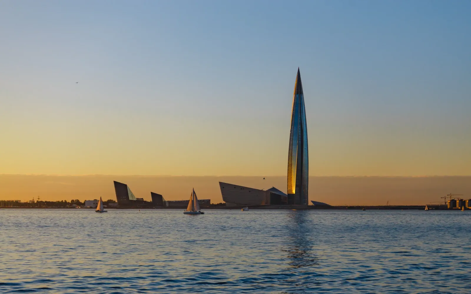 Вид на Лахту центр с большой Невы.