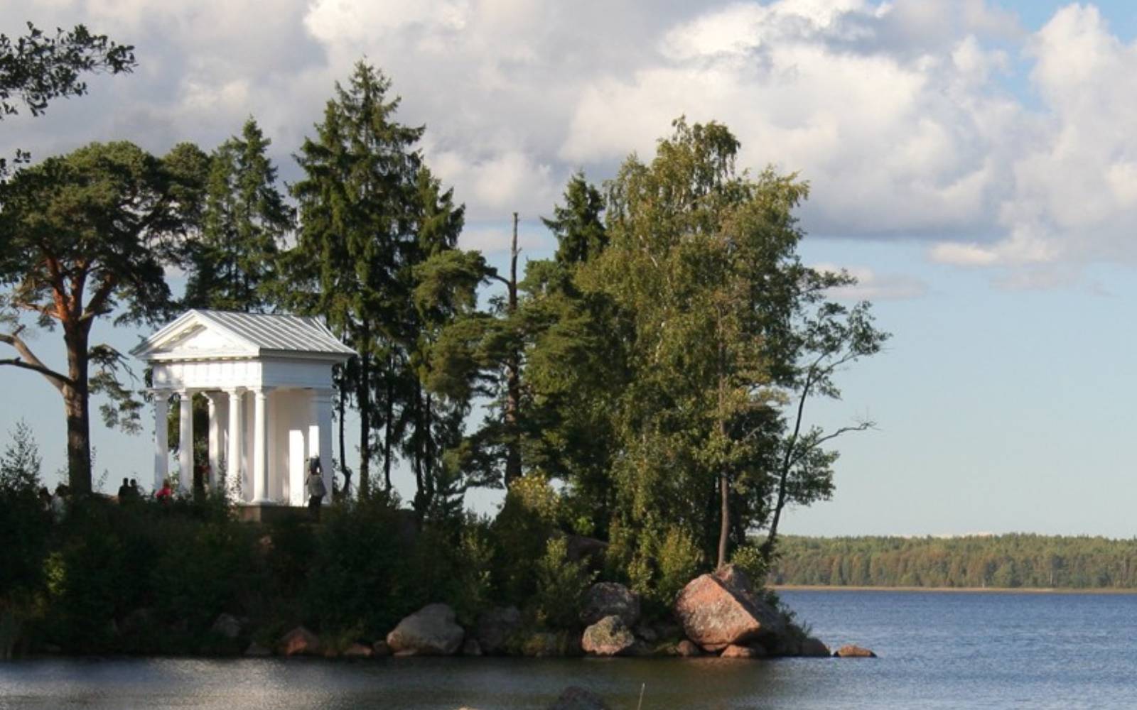 Парк Монрепо летом