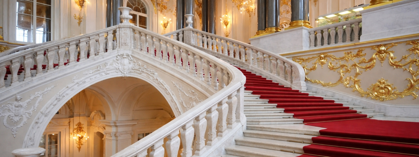 Иорданская лестница Зимнего дворца — парадная лестница Эрмитажа с мрамором, золочёной лепниной и зеркалами