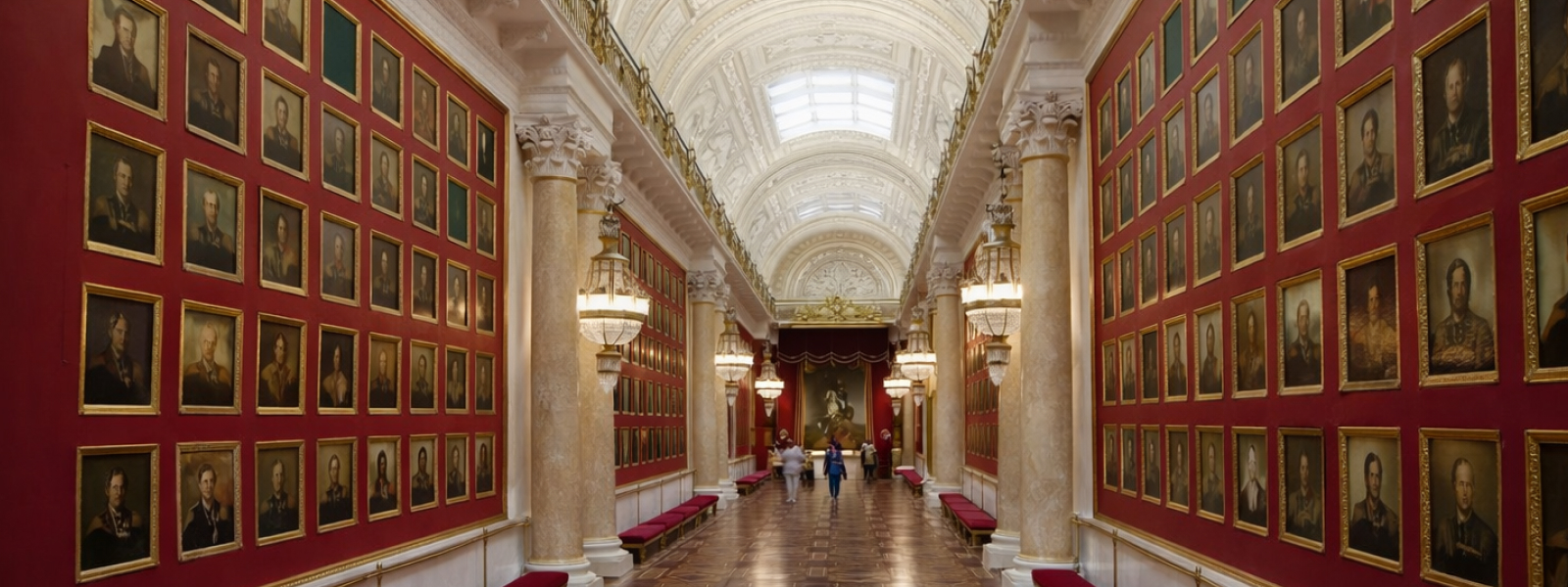 Военная галерея 1812 года в Зимнем дворце — портреты героев Отечественной войны на красных стенах