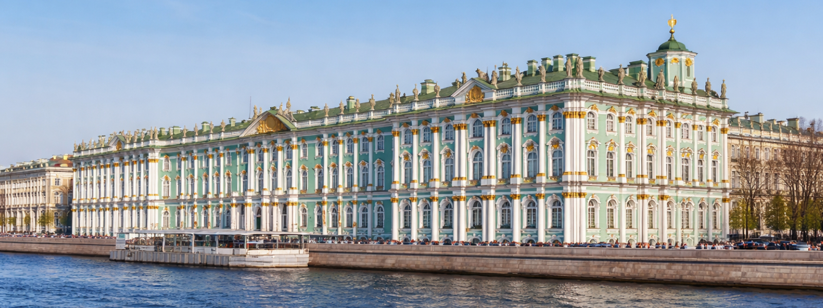 Зимний дворец в Санкт-Петербурге со стороны Невы — панорама фасада дворца у реки