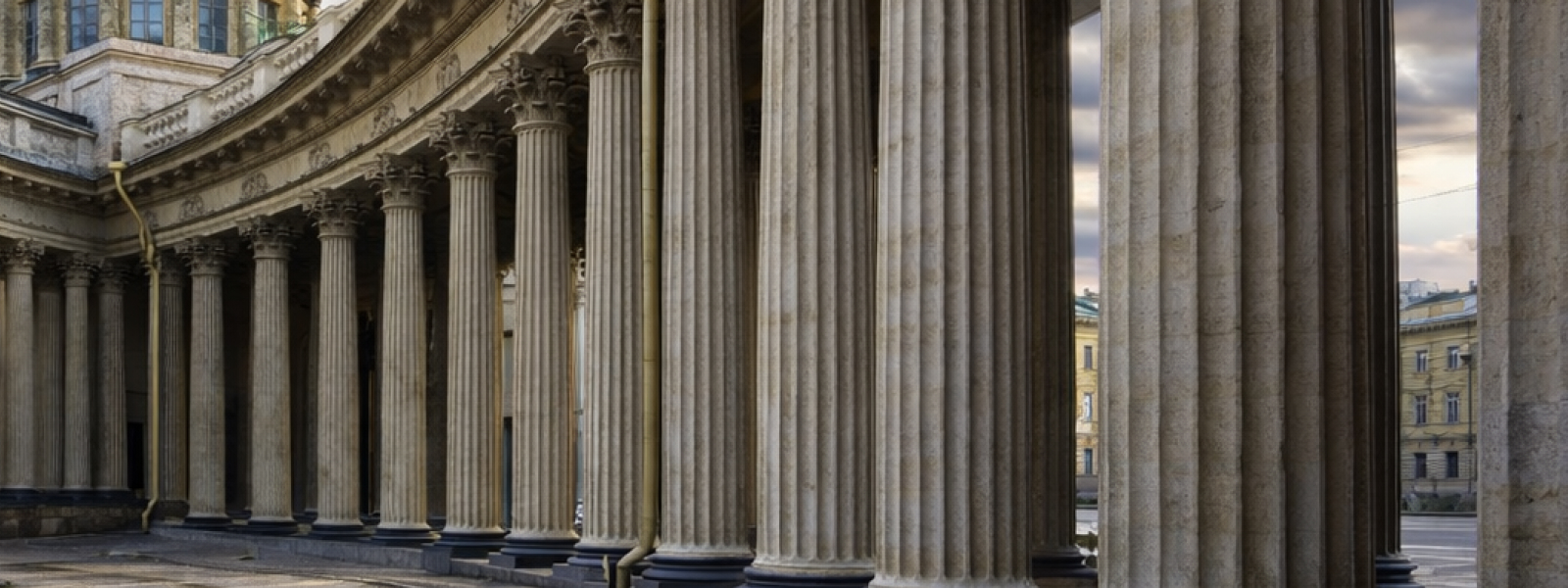 Гранитная колоннада Казанского собора: коринфские колонны и перспектива Невского проспекта