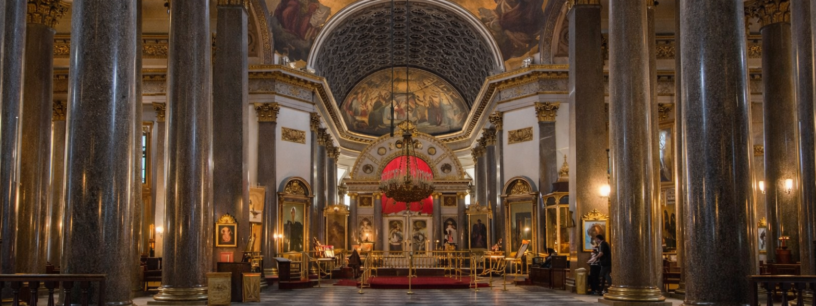 Интерьер Казанского собора: колонны из розового гранита, своды и торжественное освещение