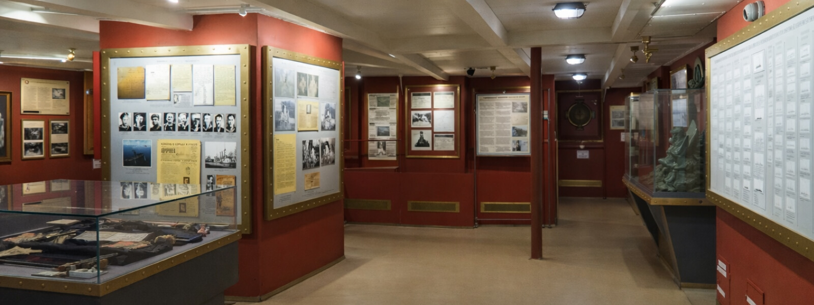 Экспозиция на крейсере «Аврора»: витрины, материалы о боевом пути и исторические экспонаты