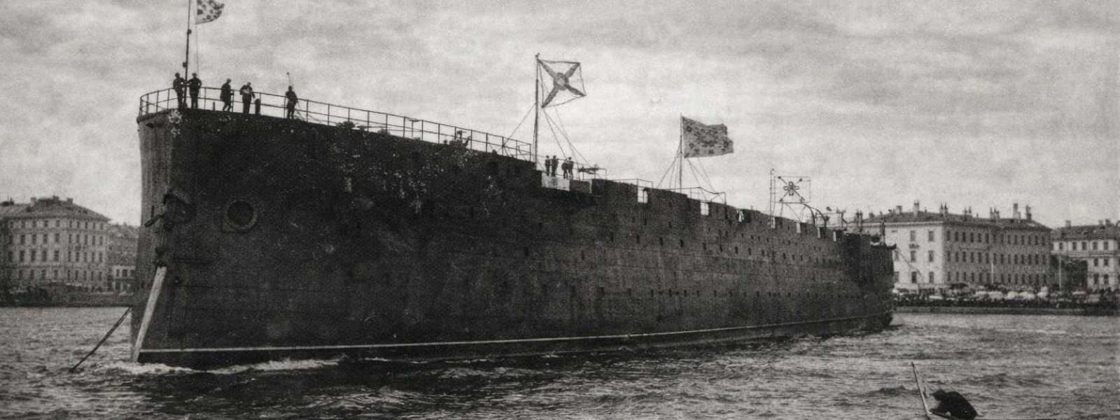 Спуск на воду крейсера «Аврора» 11 мая 1900 года: исторический момент на верфи и корабль у стапеля