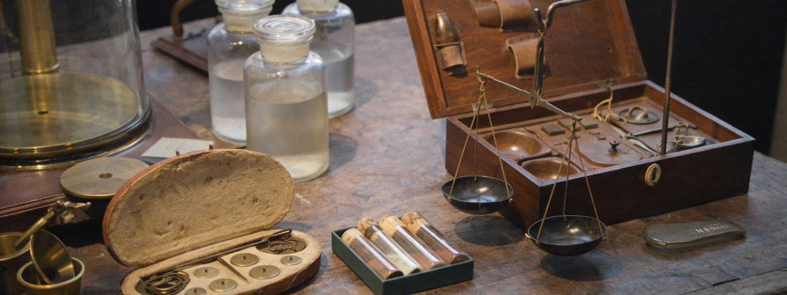 Экспонаты музея Михаила Ломоносова в Кунсткамере: приборы, предметы и витрины