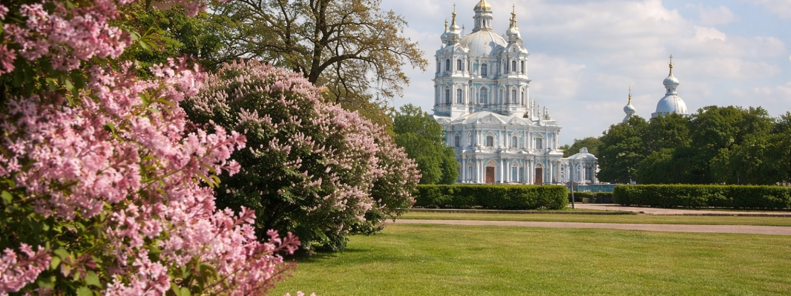 Сад Смольного собора: прогулочные дорожки и вид на архитектурный ансамбль