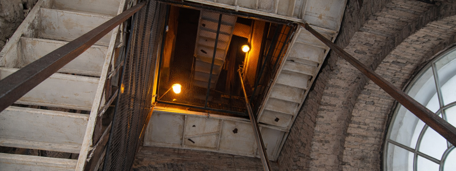 Смотровая площадка Смольного собора внутри: лестницы и переходы к обзорной точке