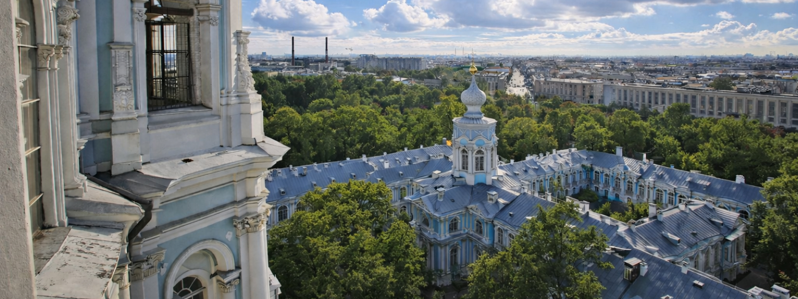 Вид на центр Санкт-Петербурга со смотровой площадки Смольного собора: панорама Невы, мостов и городских кварталов