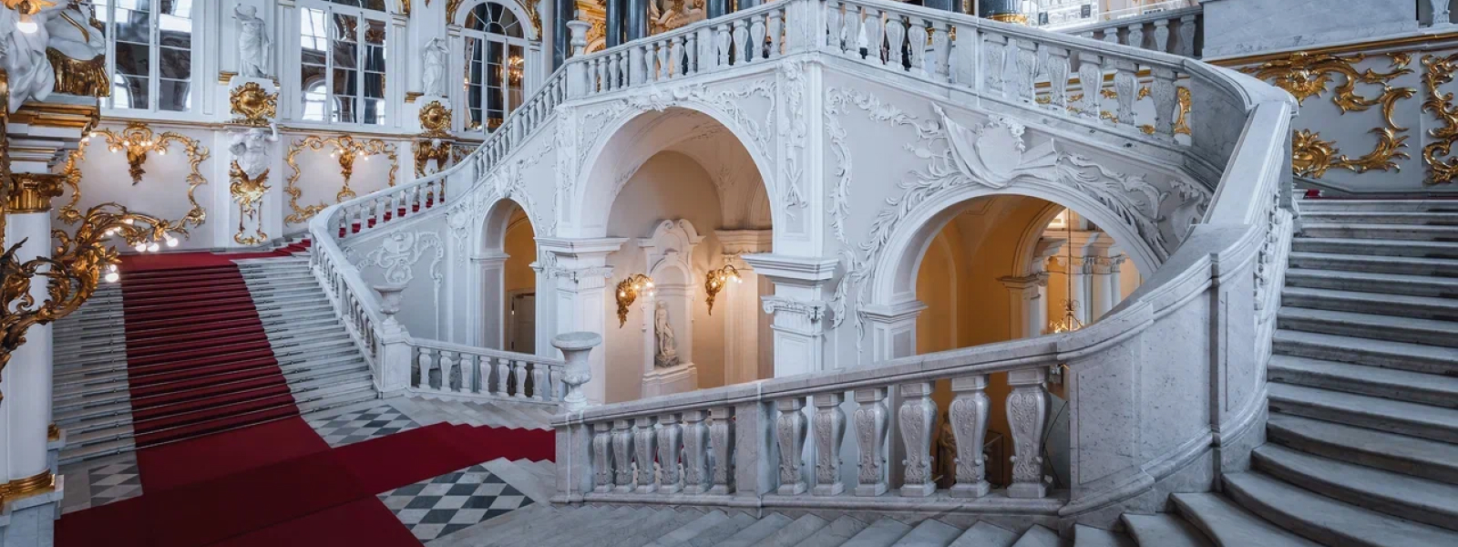 Иорданская лестница Зимнего дворца Эрмитажа: белый мрамор, зеркала и золочёный декор