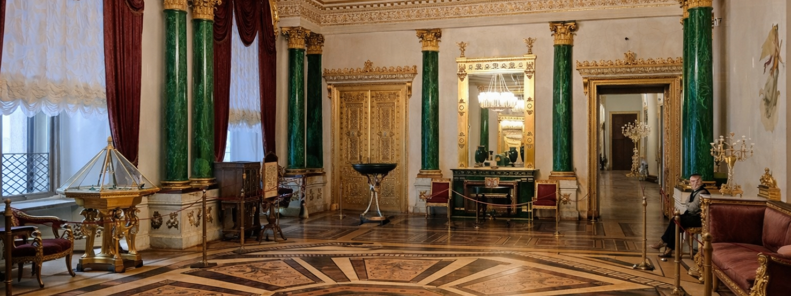 Малахитовый зал Эрмитажа в Зимнем дворце: зелёный малахит и позолота в интерьере