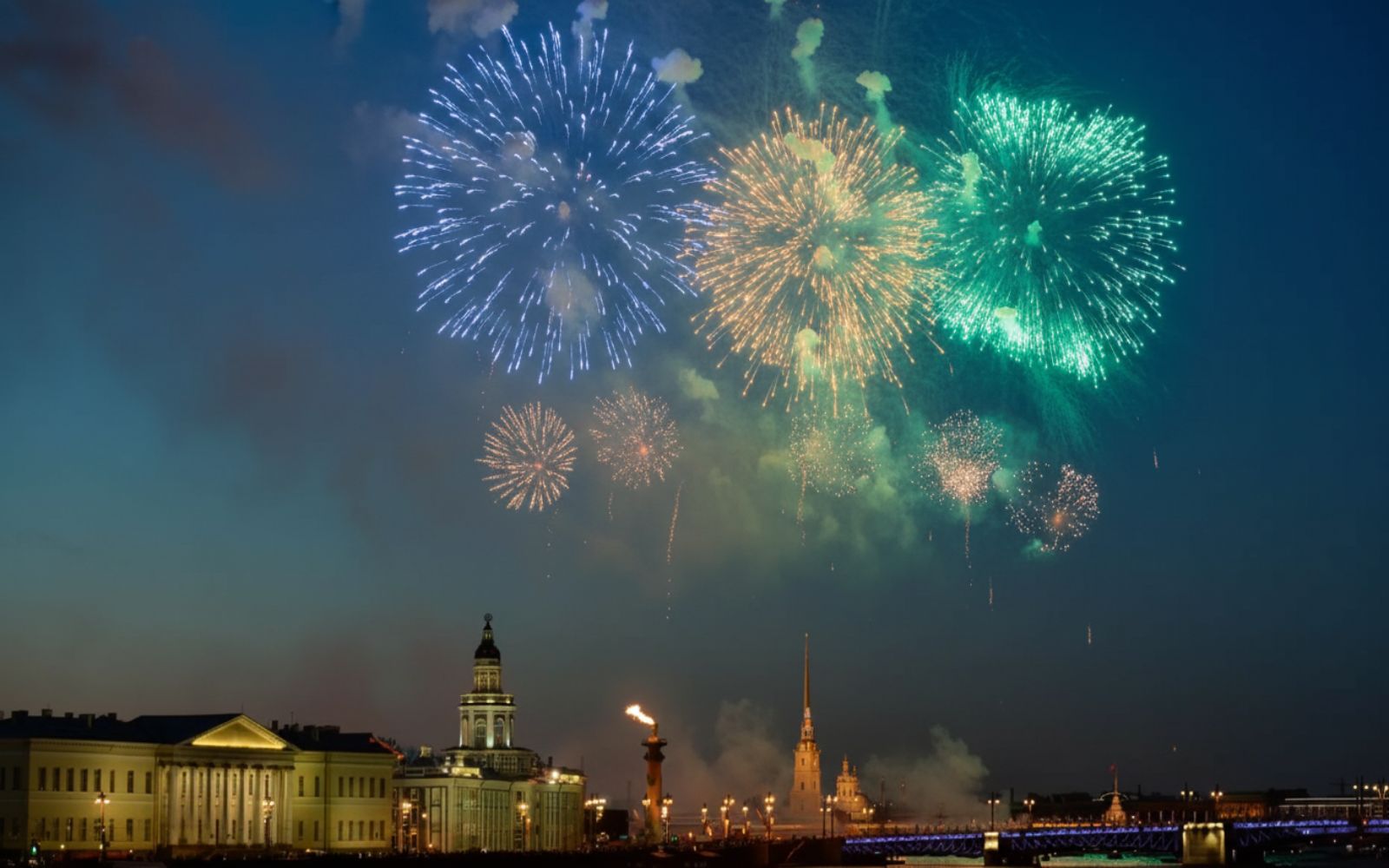 9 мая  - вид с теплохода на первый музей Санкт-Петербурга - Кунстакамеру