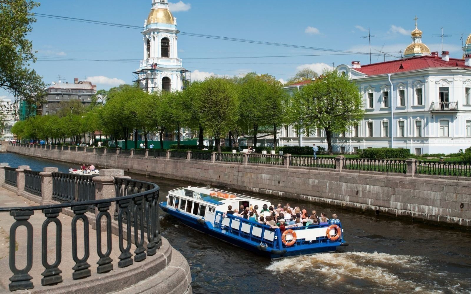 Теплоход идет по каналу Петербурга