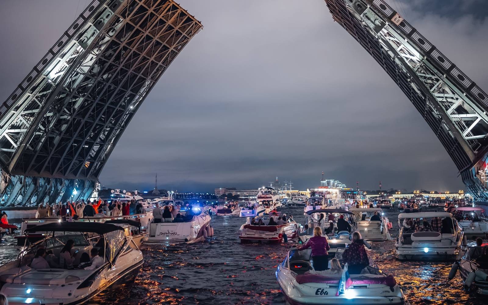 Очередь катеров на неве